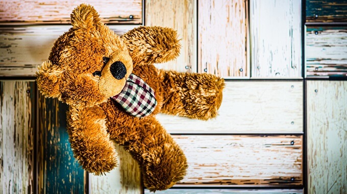 床に座るテディベア