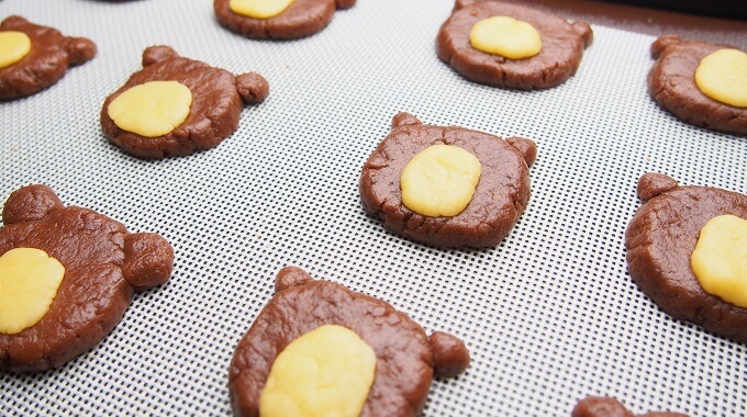 天板に並べられた型なしくまクッキーの生地