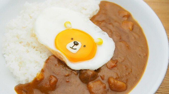 くまの顔に見立てた目玉焼きをのせたカレーライス