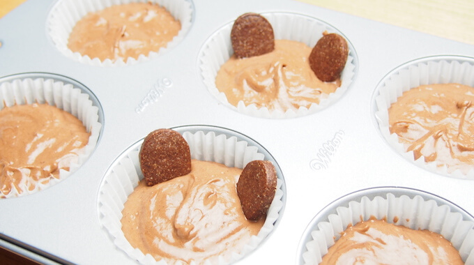 マフィンの生地を流し入れた様子