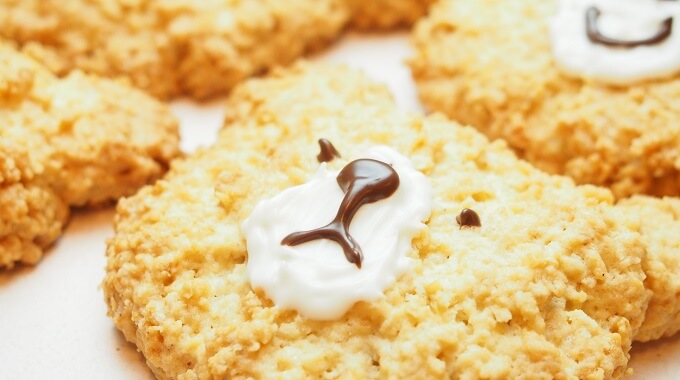 くまに見立てたオートミールクッキーのアップ