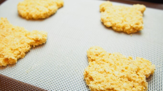 オートミールクッキーの成形の様子