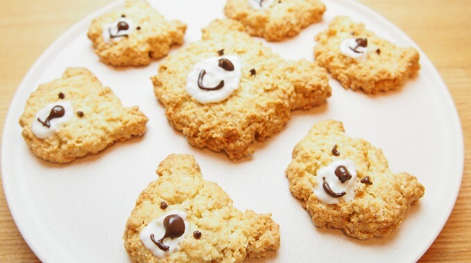 親子のくまに見立てたオートミールクッキーのアップ