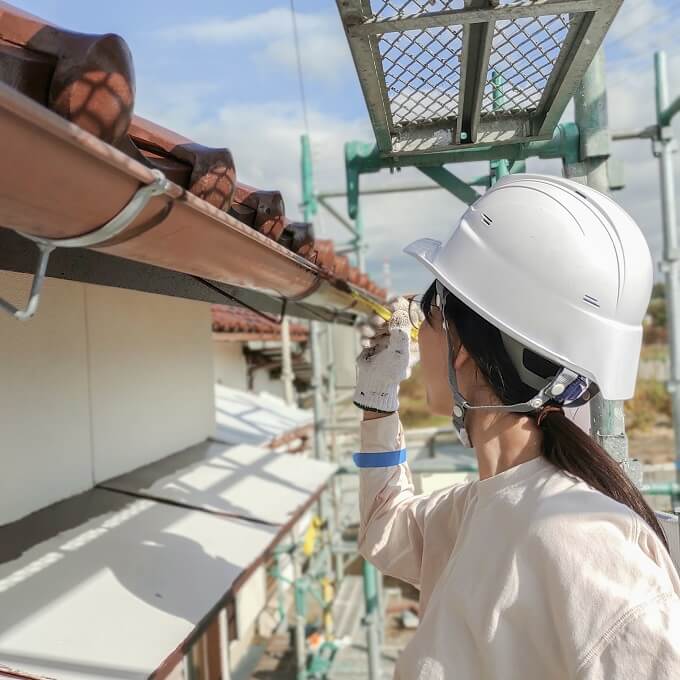 外壁を塗っている