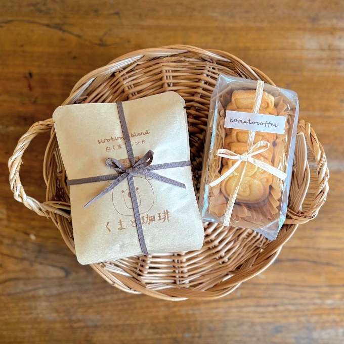 くまちゃん柄のドリップバッグとくまちゃんクッキーがかごに並べられている