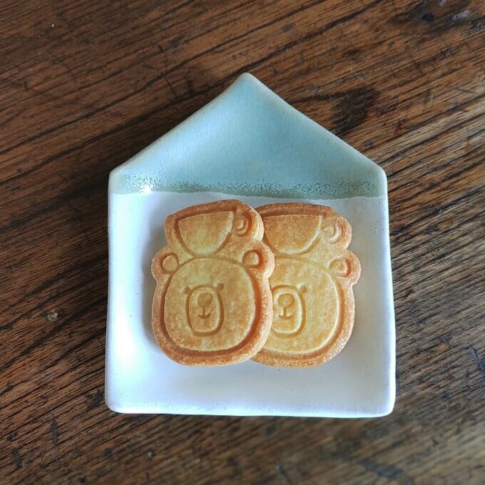 頭の上にコーヒーカップをのせたくまの形をしたクッキー