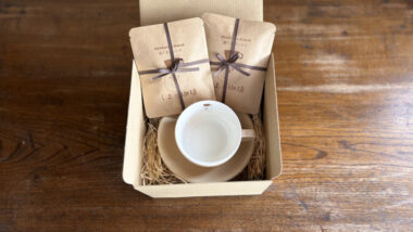 ドリップバッグとコーヒーカップが箱に入っている