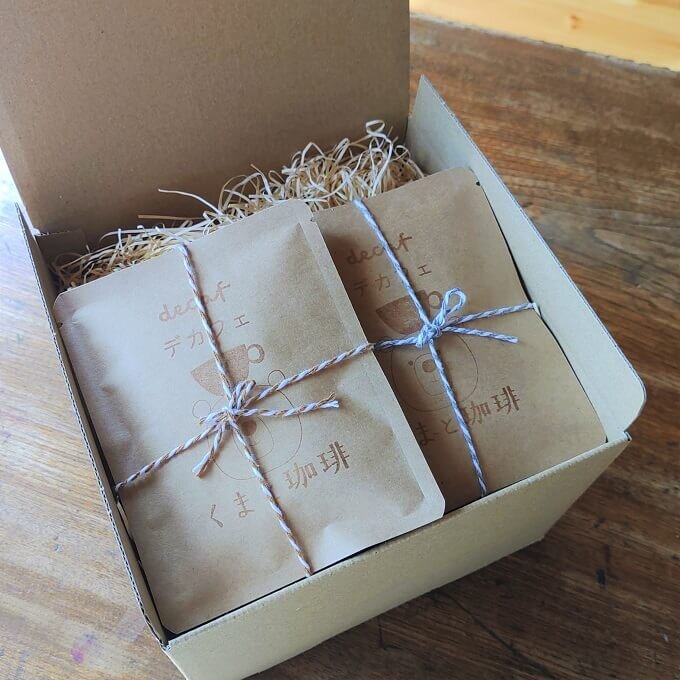 クラフトボックスに入ったデカフェのドリップバッグ