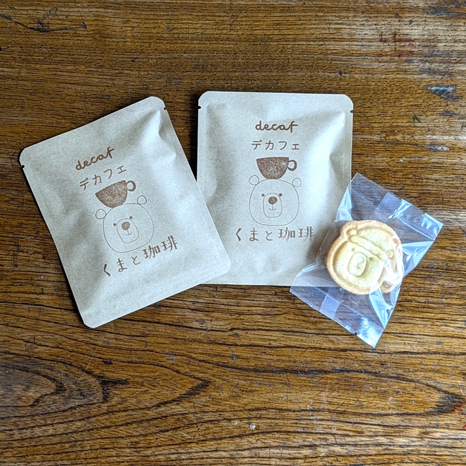 デカフェのドリップバッグ2袋とクッキー2枚