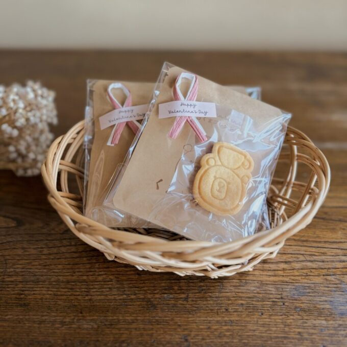 ドリップバッグとくまちゃんクッキーがかごに並んでいる