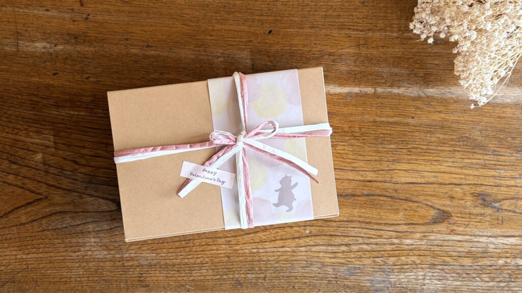 クラフトボックス赤色と白色のリボンがかけられたバレンタインギフト
