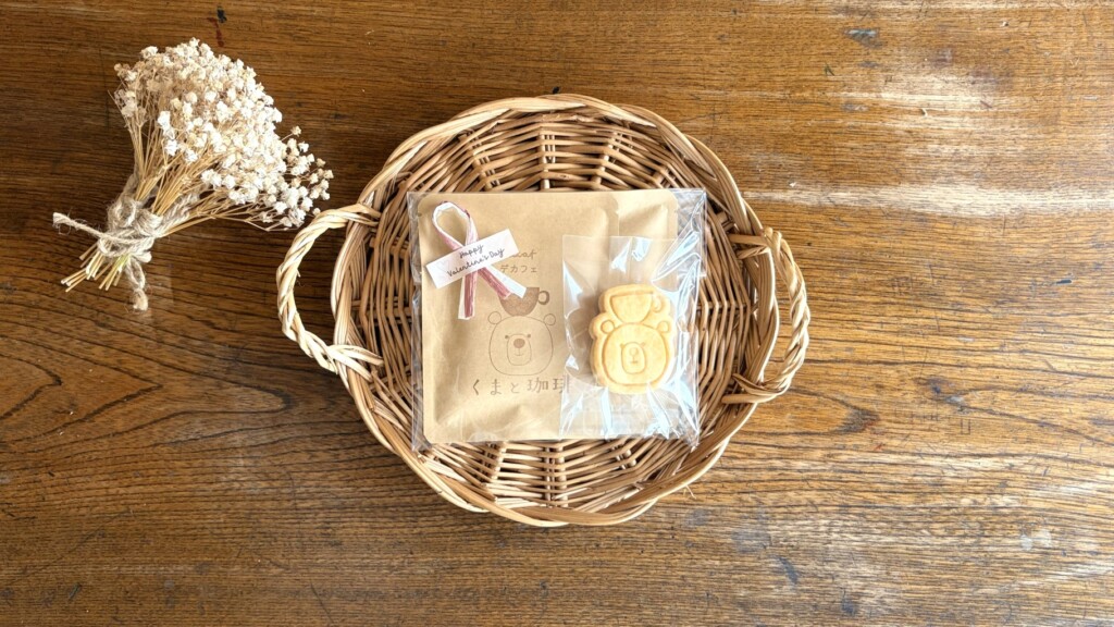 かごに並べられたくまのドリップバッグとクッキーのギフト