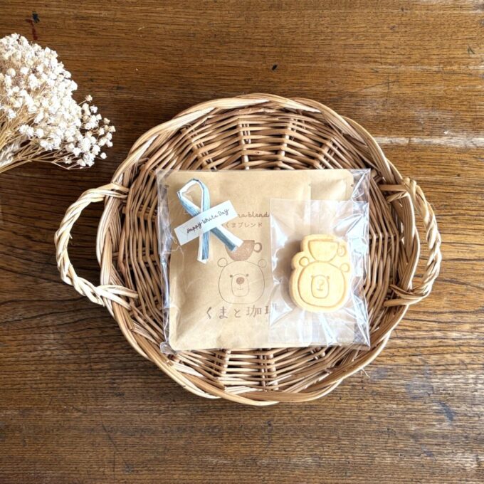 かごに並べられたくまのドリップバッグとクッキーのギフト