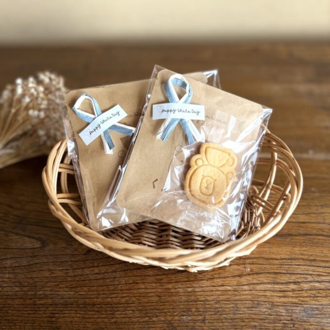 かごに並べられたくまのドリップバッグとクッキーのギフト