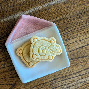 カーネーションを添えたくまちゃんクッキー