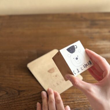 ドリップバッグコーヒーの袋にくまのスタンプを押しているところ