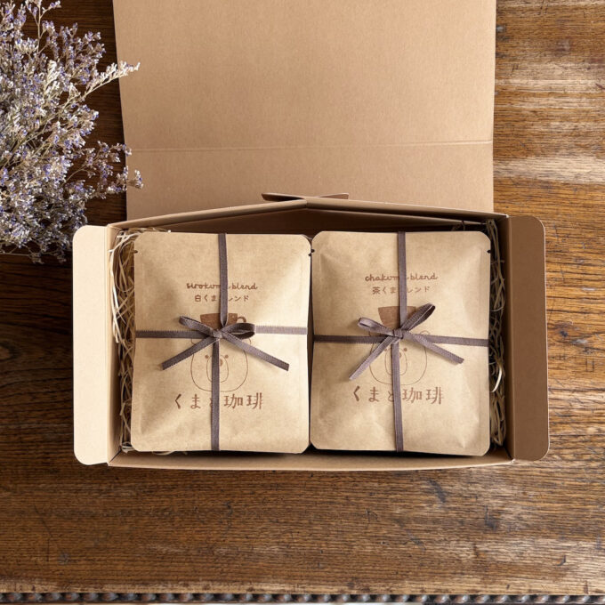 くまのスタンプが押されたドリップバッグが箱に入っている