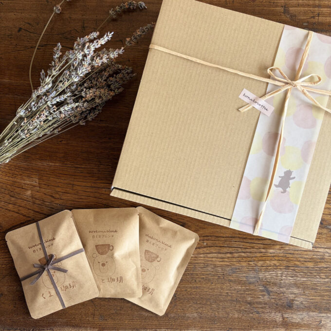 ドリップバッグと箱が並んでいる