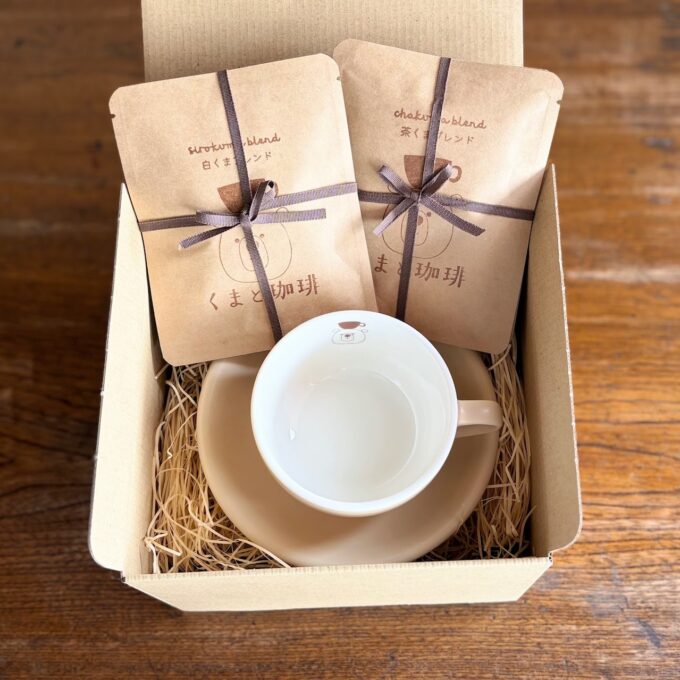 コーヒーカップとドリップバッグが箱に入っている