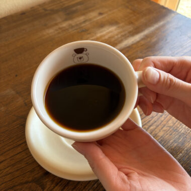 くまのイラストが描かれたコーヒーカップ