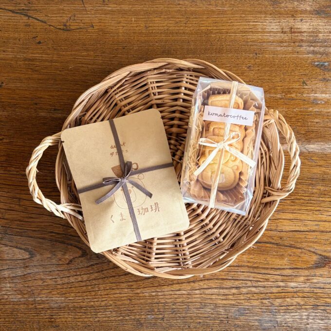 くまちゃん柄のドリップバッグとくまちゃんクッキーがかごに並べられている