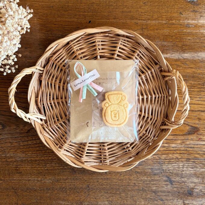 ドリップバッグとくまちゃんクッキーがかごに並んでいる