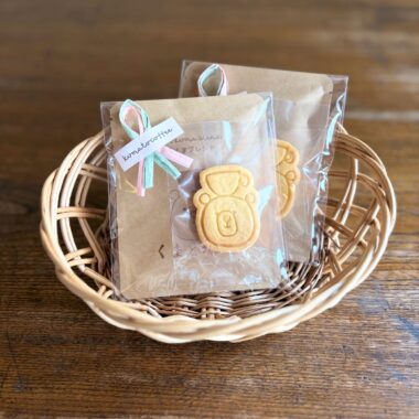 ドリップバッグとくまちゃんクッキーがかごに並んでいる