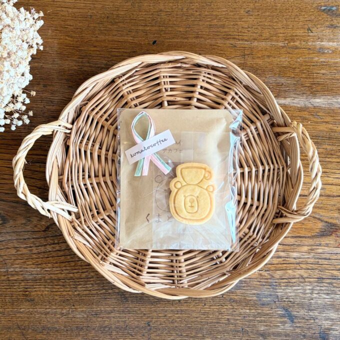 デカフェのドリップバッグとくまちゃんクッキーがかごに並んでいる