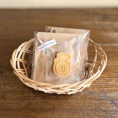 デカフェのドリップバッグとくまちゃんクッキーがかごに並んでいる