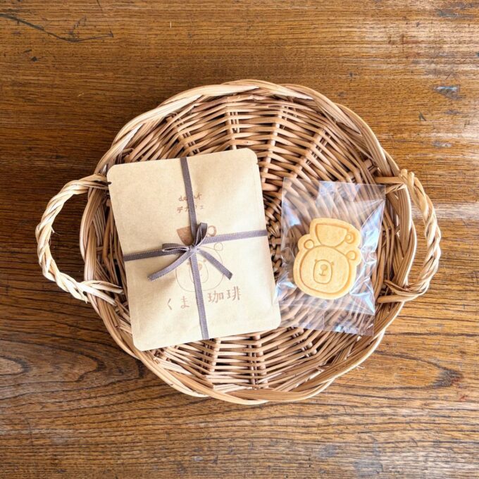 デカフェのドリップバッグとくまちゃんクッキーがかごに並んでいる