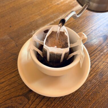 ドリップバッグコーヒーにお湯を注いでいる