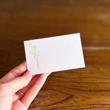 花束のスタンプが押されたメッセージカード